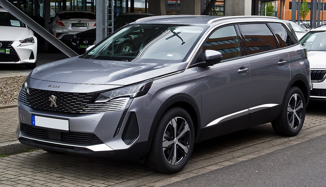 Peugeot 5008 II facelift – shodný model v šedé metalíze